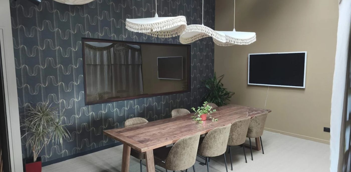 La salle de l’atelier : grande table et écran