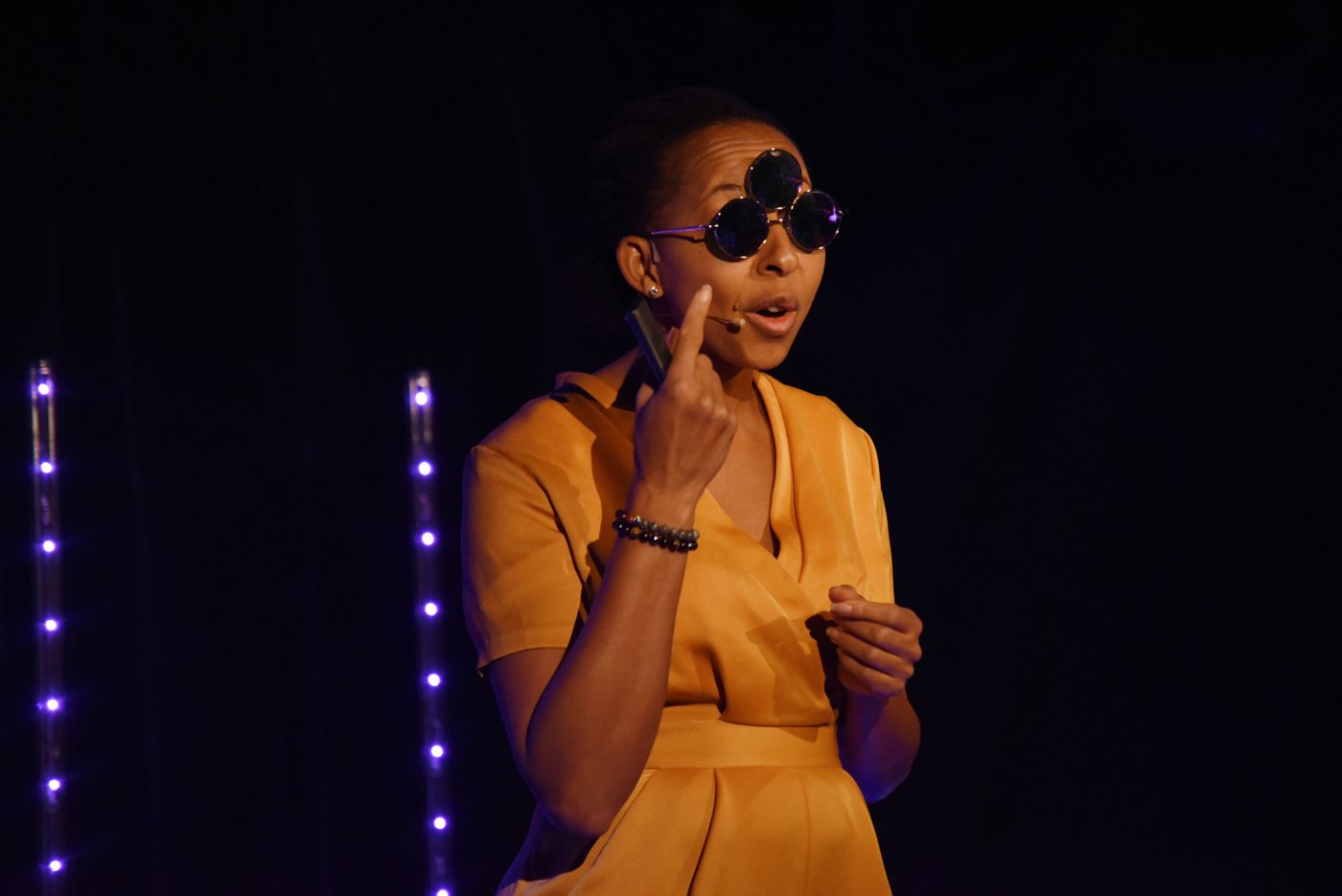 Magali Barclais avec ses lunettes sur scène