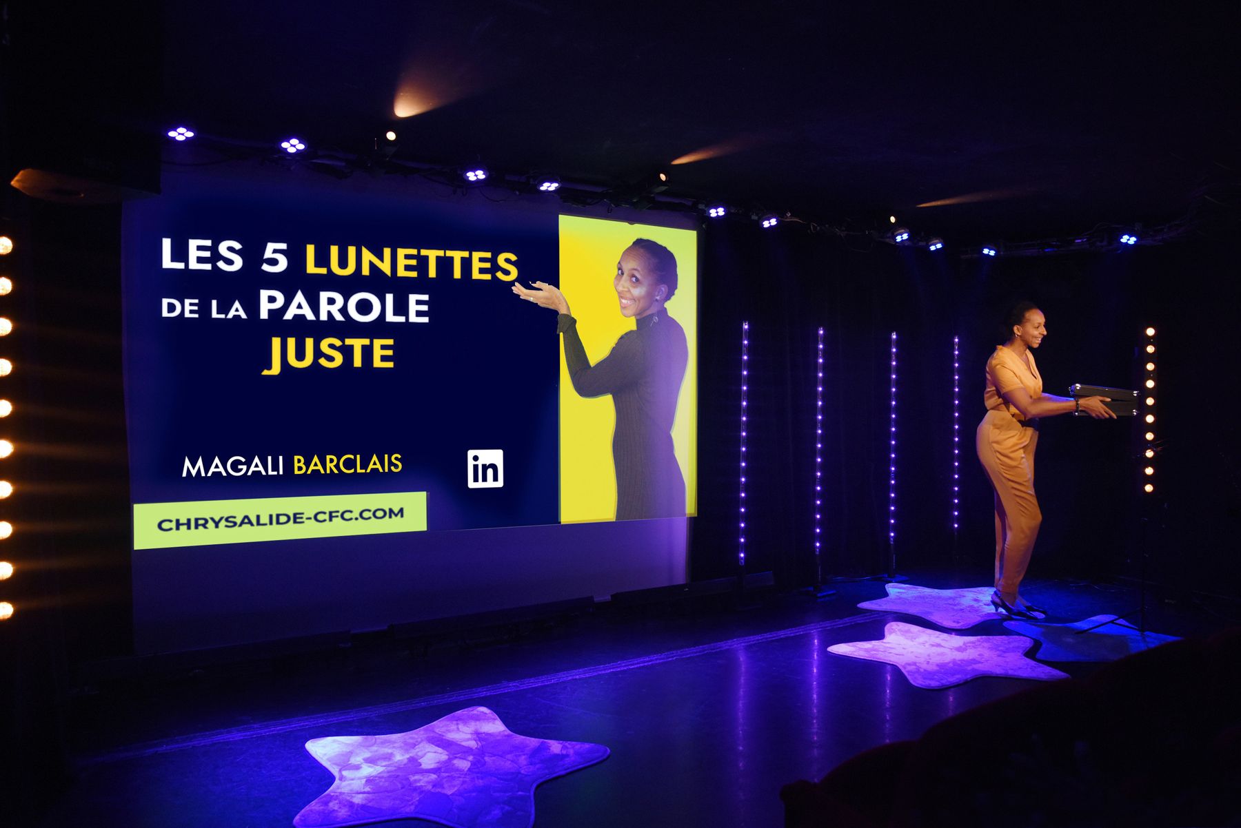 Magali Barclais sur scène, conférence Les 5 lunettes de la parole juste